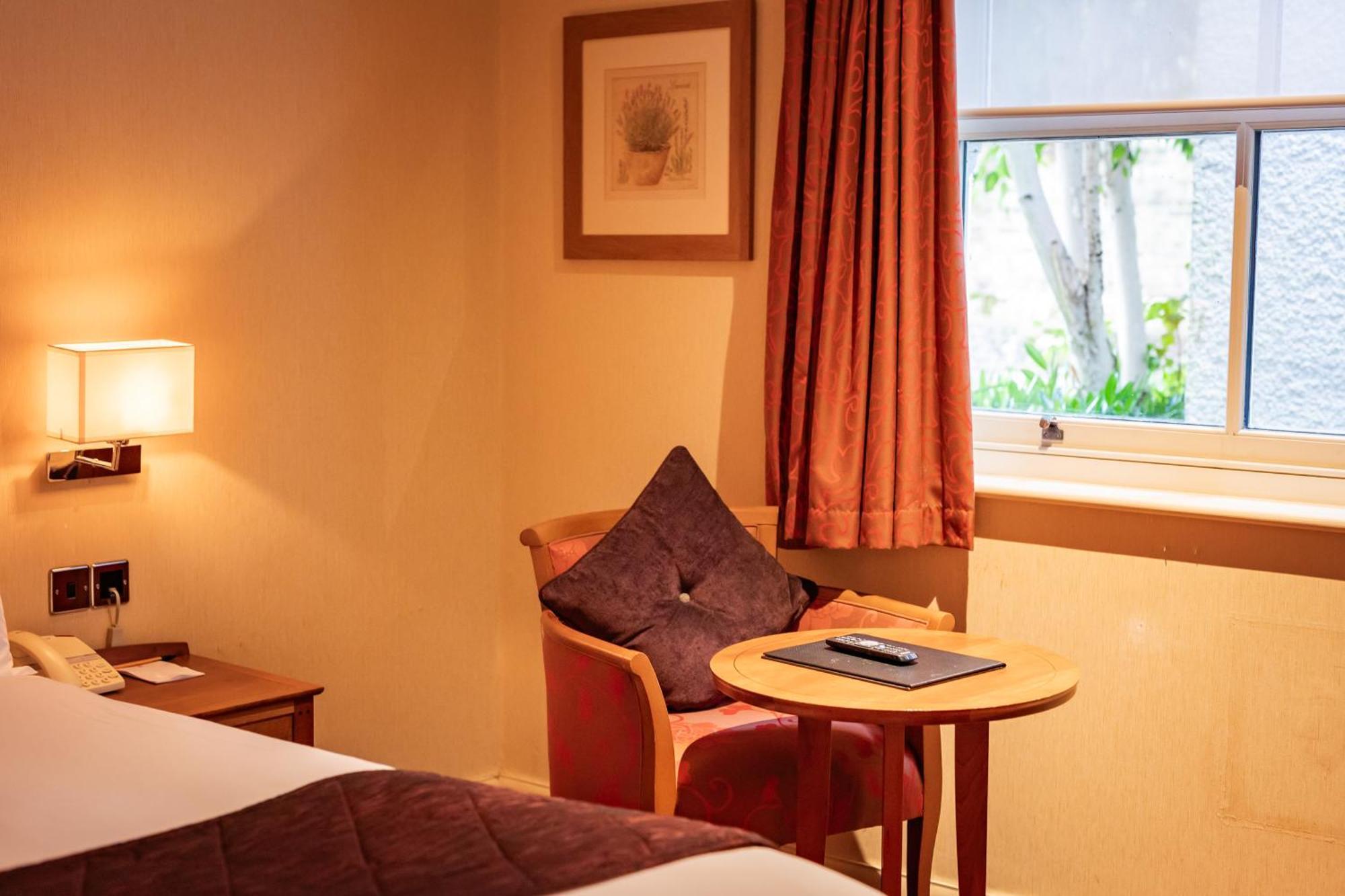 The Red Lion Hotel Hillingdon Luaran gambar